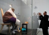 В музее Парижа художник-акционист высиживает цыплят