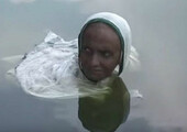 Женщина из Индии сидит в озере 20 лет